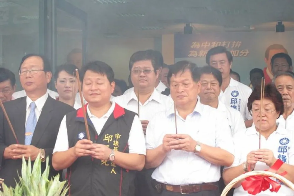 涉市場土地開發弊案　前中和市長邱垂益、議員邱烽堯今遭起訴