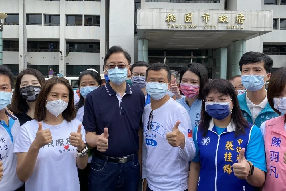 【桃園行腳最後彩蛋】羅智強合體張善政喊「來看張市長」　笑撇柯文哲挖角