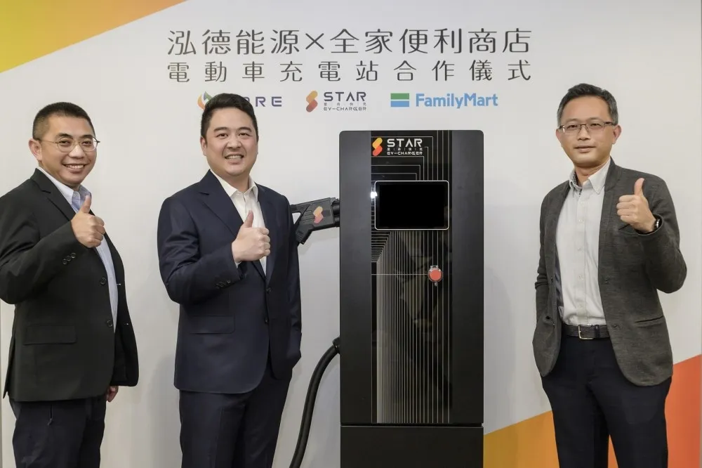 買咖啡也能充電！泓德能源與全家合作　全台10間店鋪設置電動車快充站