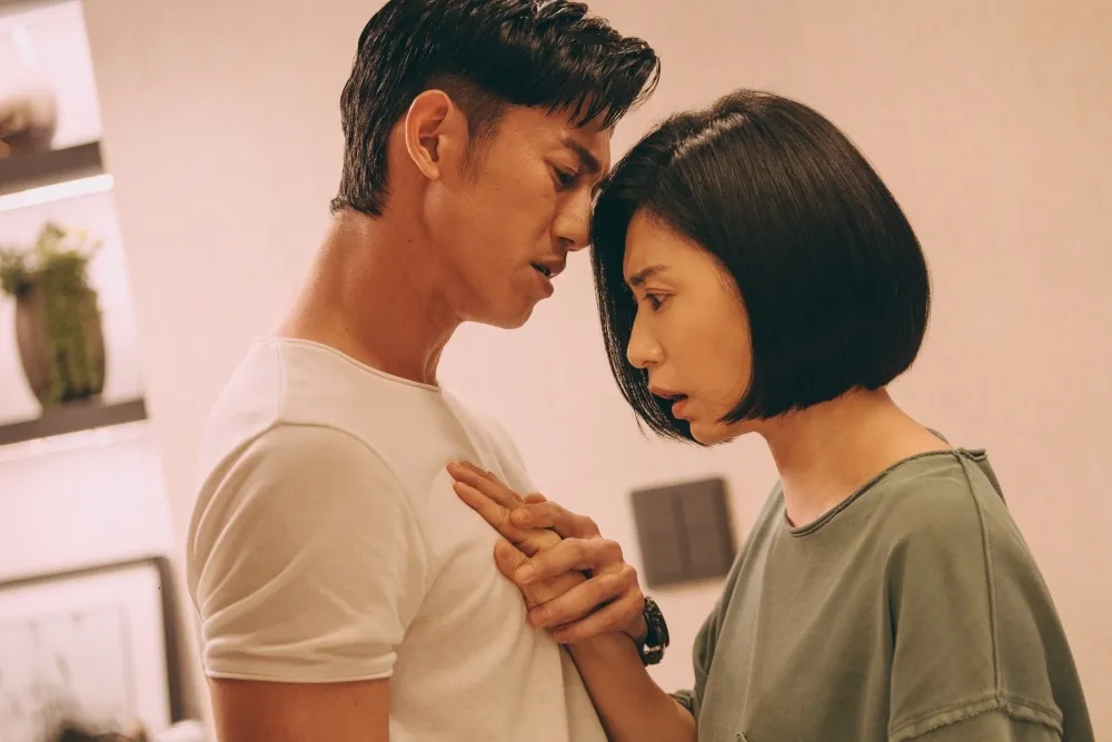 賈靜雯、吳慷仁《媽，別鬧了！》上演激情床戰　他正面全裸僅靠馬賽克遮點