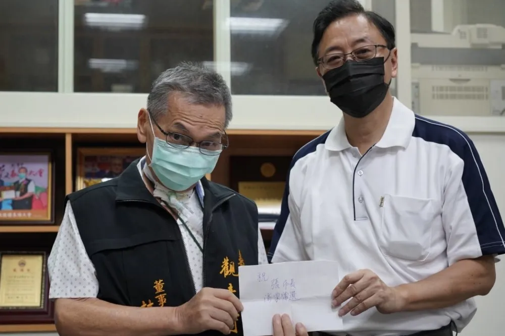 桃市議員拖病體遞上打氣紙條　張善政：薄薄一張紙乘載大家的期望