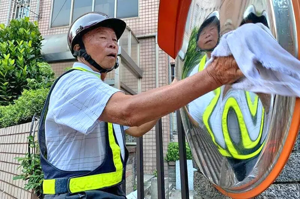擦拭19萬片反光鏡　「反光鏡菩薩」張秀雄逝世網友不捨
