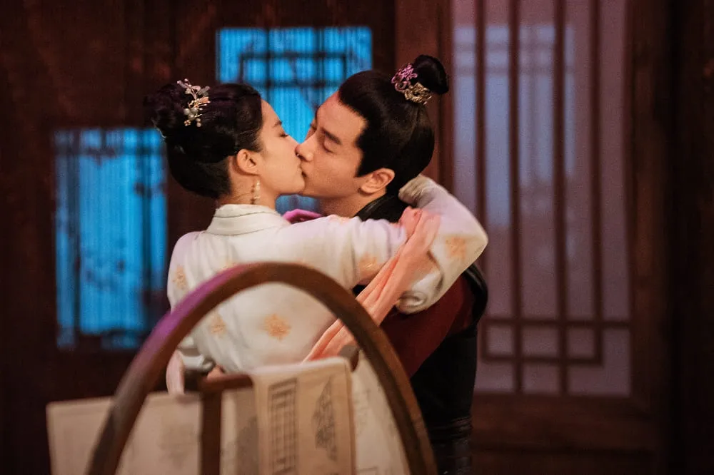 劉亦菲、陳曉《夢華錄》開鏡第2天就上演浪漫甜吻　驚動陳妍希攜兒探班一待半年