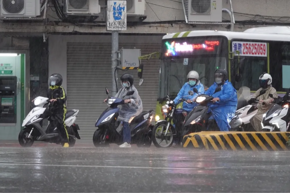 明午後小心「這3區」炸雨彈　周末水氣增熱對流雨區擴大