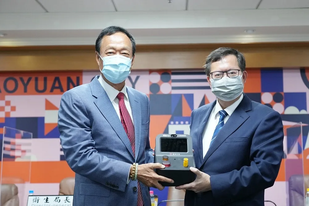 郭台銘訪金門、桃園捐家用PCR　選「2024總統」這樣看　