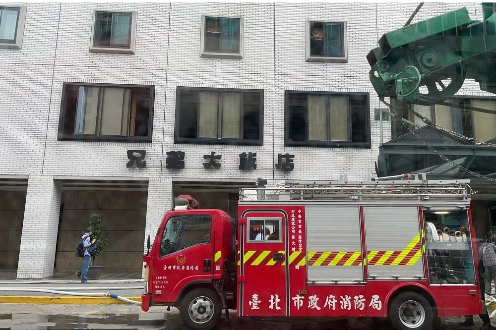 兄弟飯店竄濃煙　上百房客遭疏散、神情驚恐