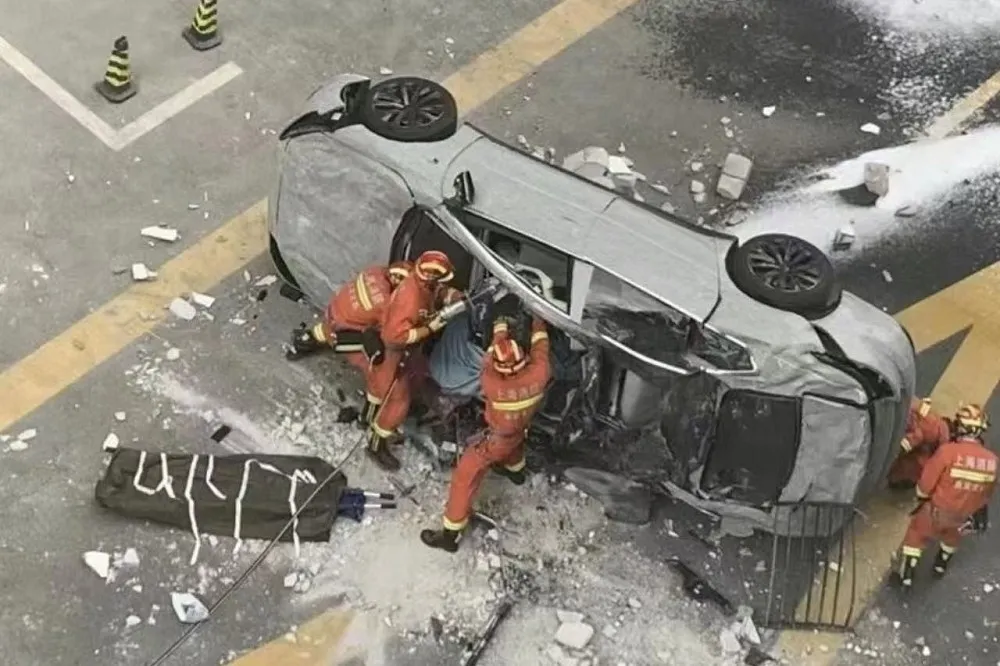 驚悚！上海蔚來電動車從總部3樓衝出墜地　2名試駕員喪命