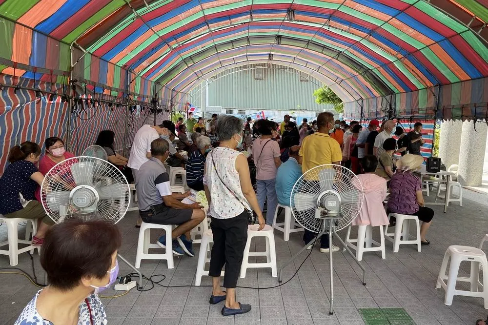 炎夏中施打疫苗  慈濟會所貼心防曬讓民眾舒心