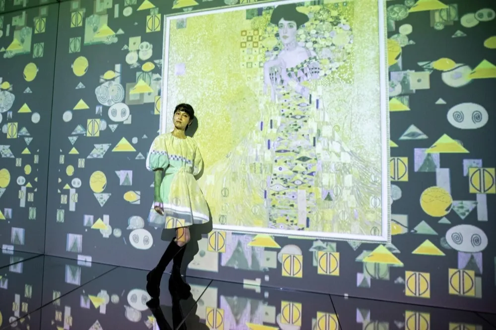 【有片】感受克林姆的金色魅力！「璀璨年代 克林姆藝術沉浸特展」松菸登場　穿白衣看展超好拍