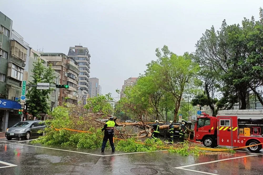 雨神急襲！國家警報響了　8縣市大雨灑落、雙北桃園防冰雹