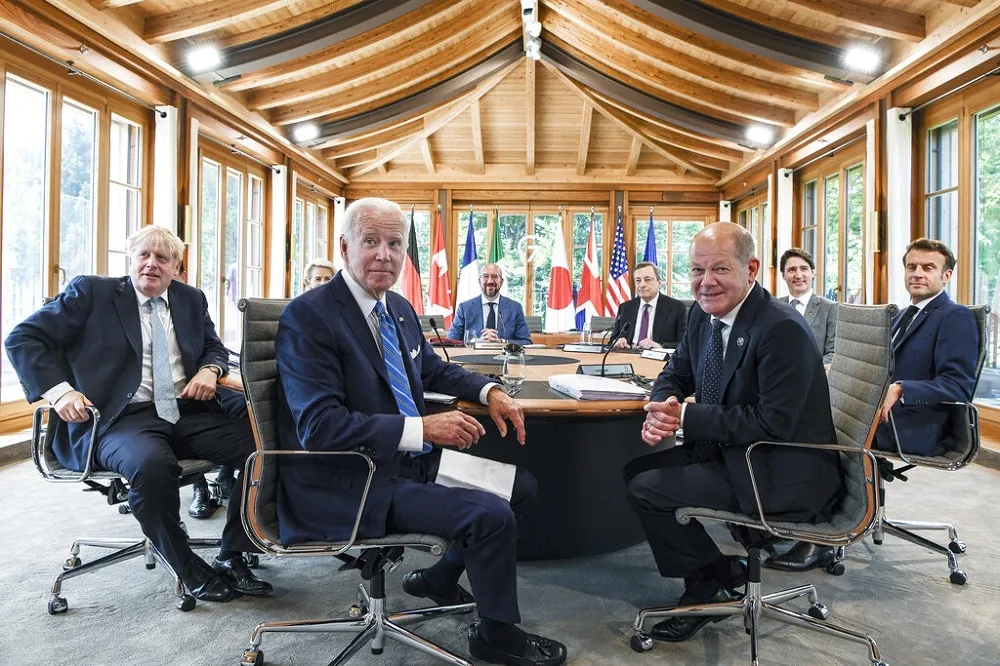 G7領袖揶揄普丁打赤膊騎馬　英相強生想脫衣「秀胸肌」給他好看