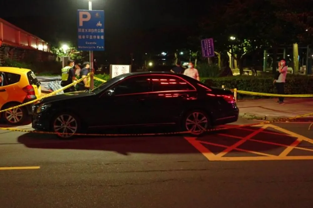 八里深夜槍響！男搭便車不成掏槍硬搶　車主孕妻倉皇跳車險遭擄