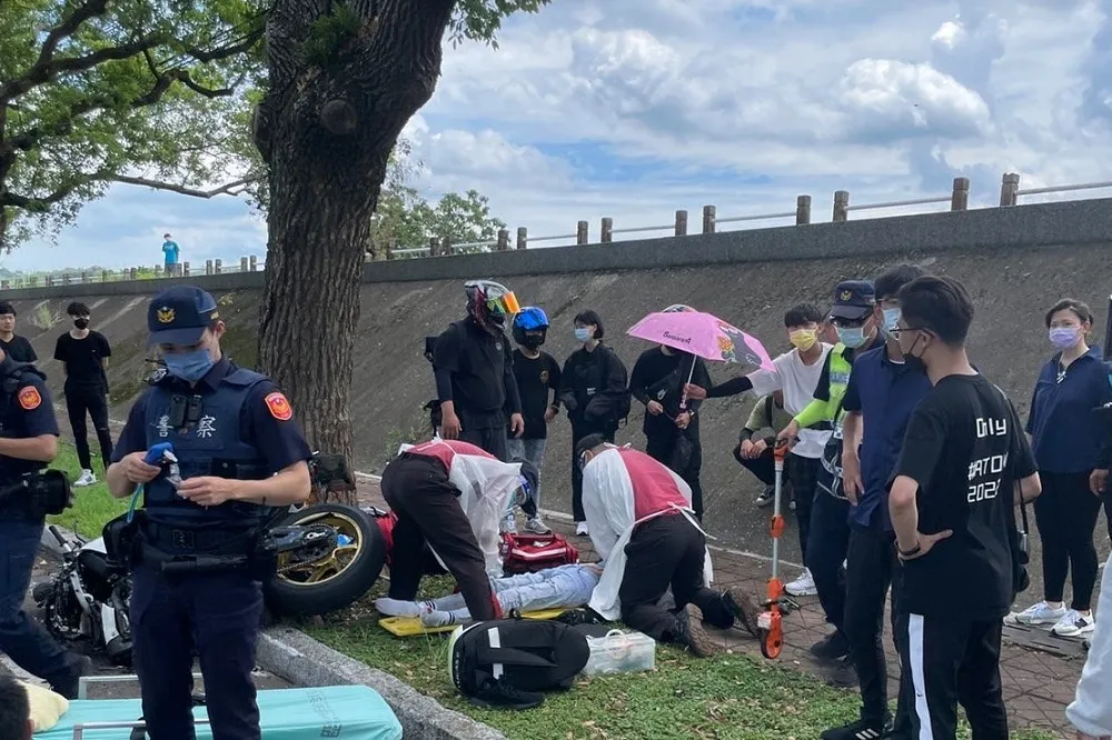 IG網紅騎重機撞樹身亡　行車紀錄器流出！疑「翹孤輪」失控