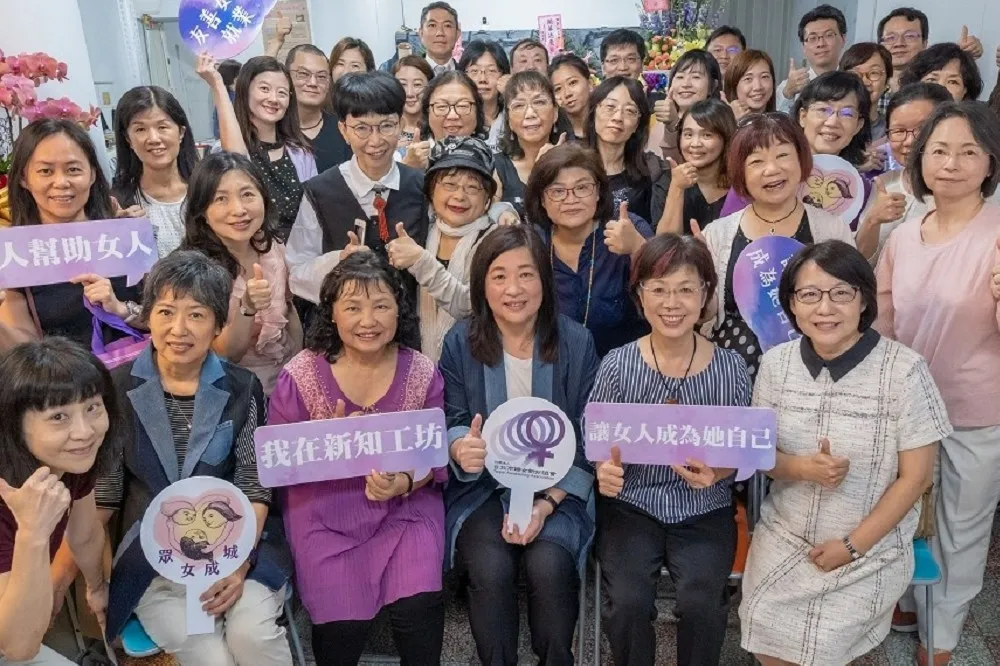 婦女新知協會改選遭控「白綠薪傳」  蔣念祖：姊妹登山，各自努力