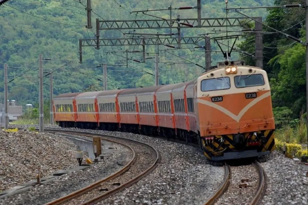 摺疊門莒光號掰掰！台鐵今開出末班車　加掛客廳車供參觀