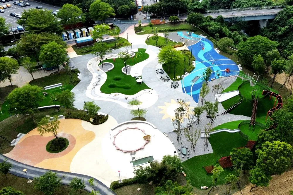 水陸空三棲遊樂園！新店陽光遊戲場啟用　6 公尺高樹梢鑽籠、9 種玩水設施免費玩