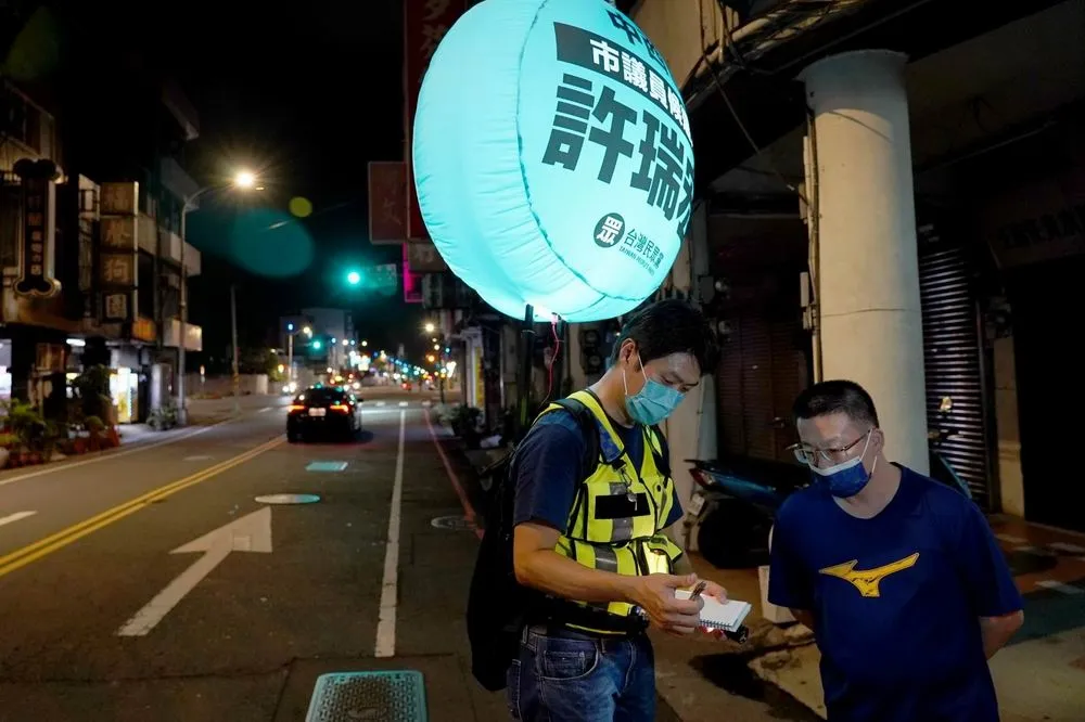 台灣選舉創先例　民眾黨許瑞宏夜巡選區開直播
