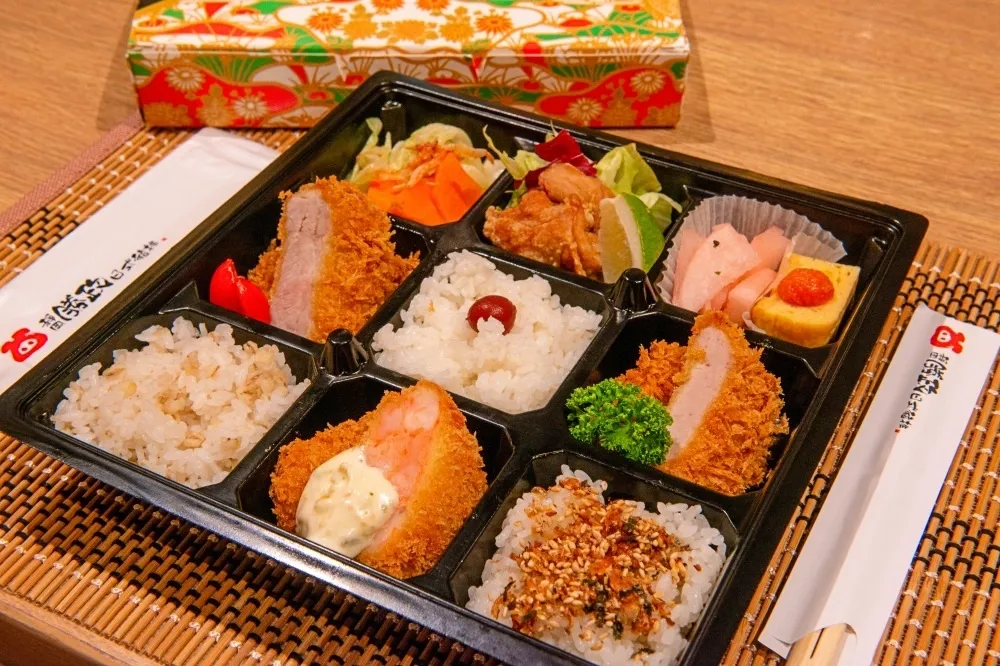 實現日劇《居酒屋新幹線》！勝政豬排南港店限定「九宮格鐵路便當」開賣　99 元加購「仁勇清酒」