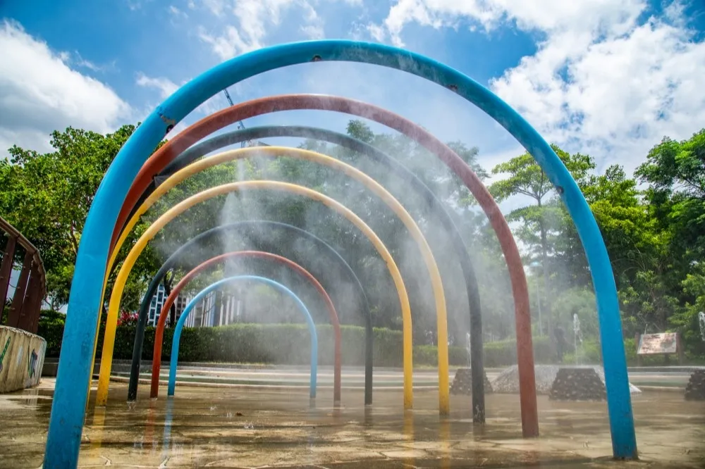 快來消暑戲水！新莊塭仔底溼地公園開放　噴泉、彩虹噴水隧道免費暢玩