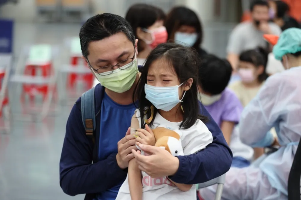 長新冠後遺症！　小孩康復竟手腳脫皮、易受驚