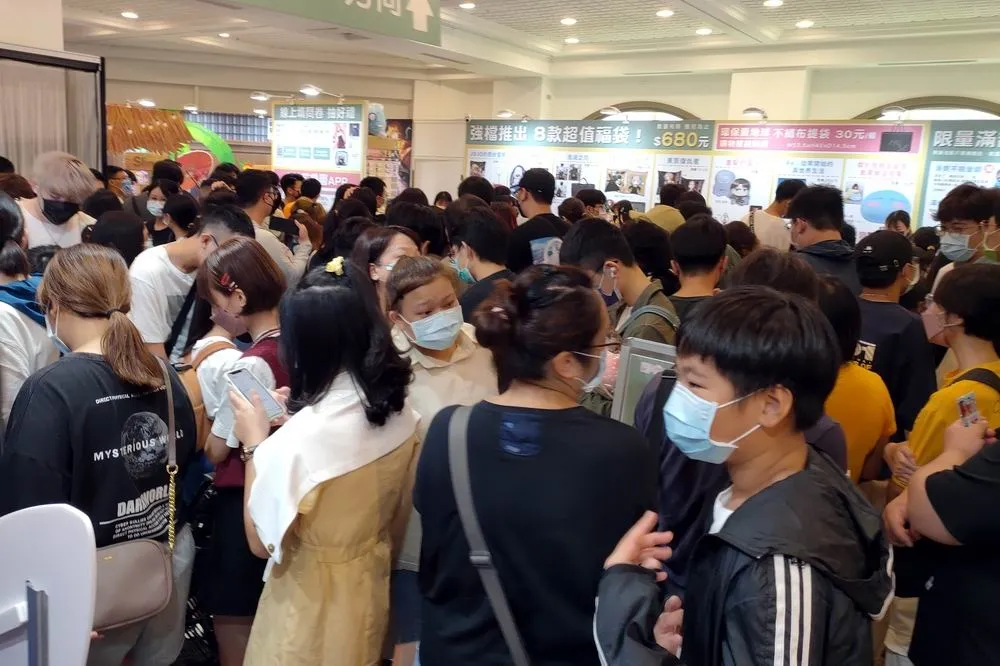 悶壞了　「中友翻轉動漫祭」人潮爆量現場啟動人流管制