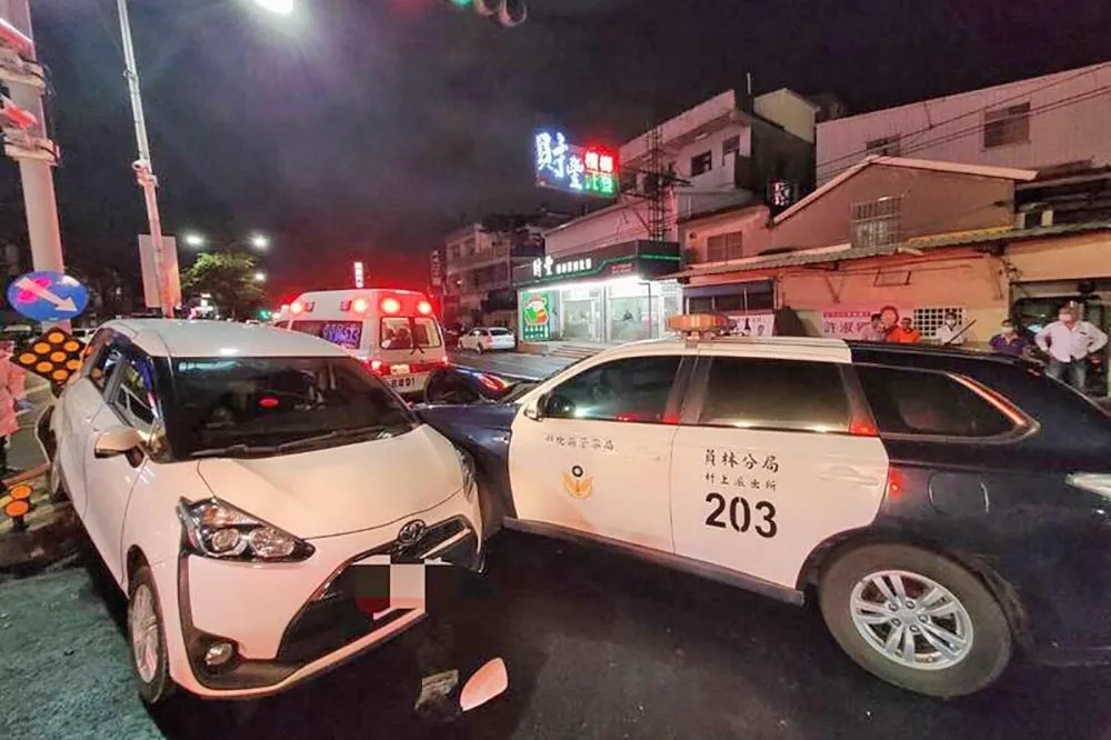 彰化警車開道護送確診男嬰　囧！路口「碰碰」撞車釀5傷