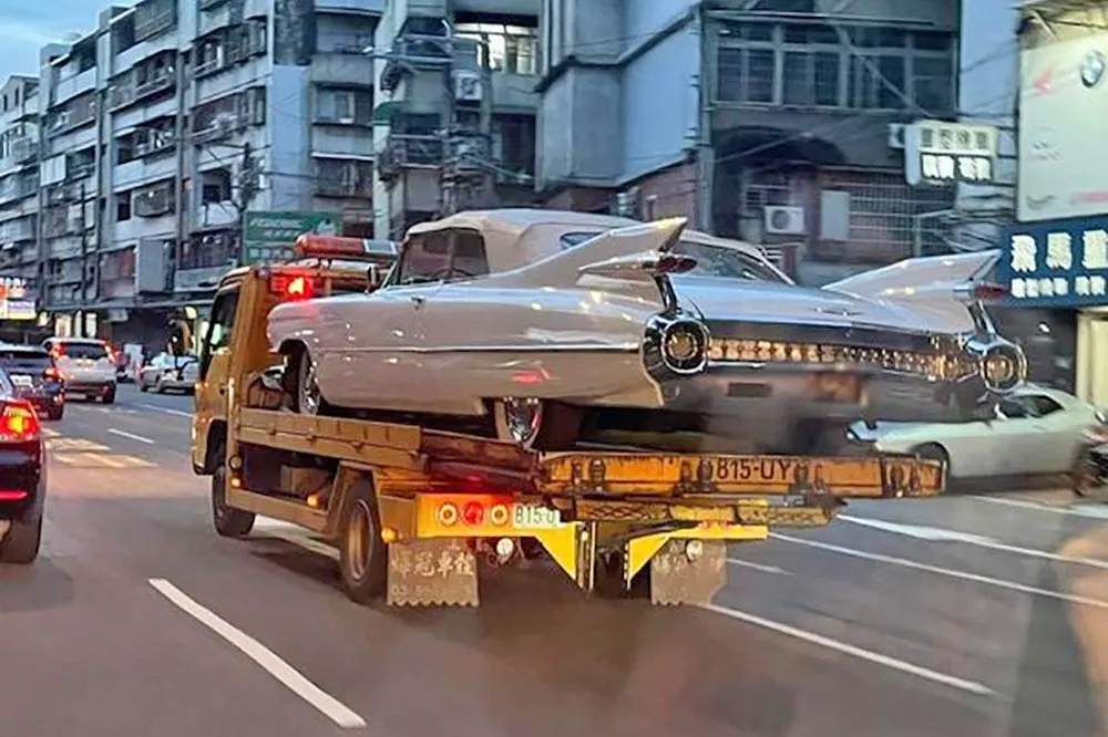 台北街頭捕獲稀有古董車　網瘋傳是「這位大咖」的新玩具