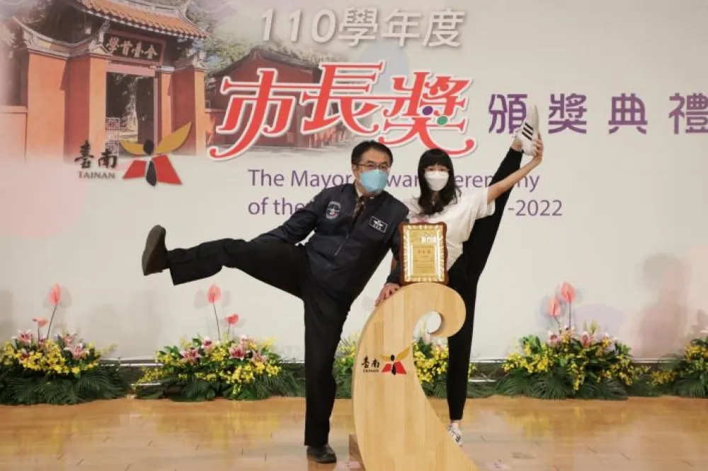 市長獎頒獎，市長黃偉哲賣力擺Pose搏得滿堂彩