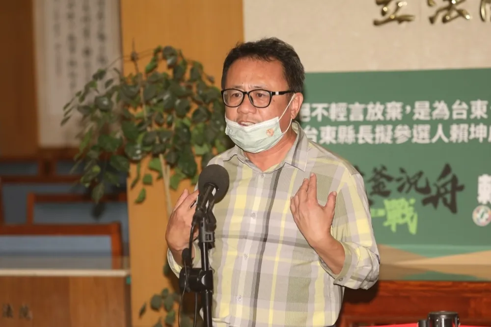 綠台東提名之爭！嗆劉櫂豪六度帶職參選必輸　前立委賴坤成氣噗噗連口罩都掉一半