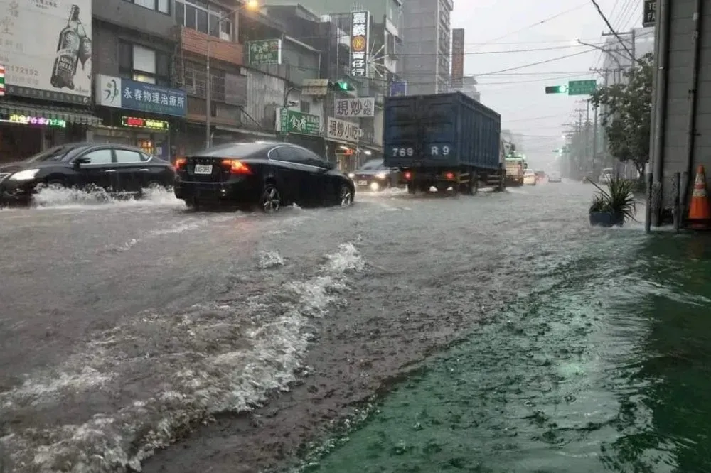 午後雨彈瘋炸桃園！馬路囧變滑水道　騎士膝蓋慘淹超狼狽