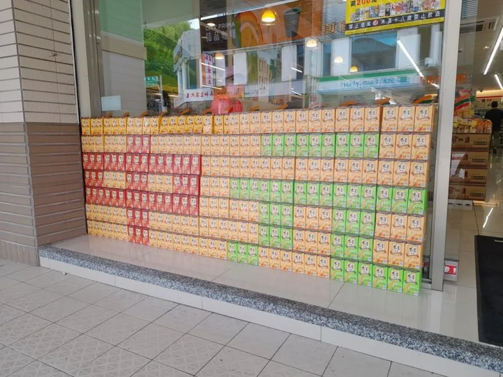 太有才！超商店員用「這飲料」排字　網笑翻：熟悉的中元最對味