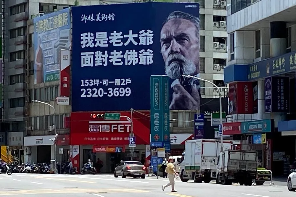 「我是老大爺，對上老佛爺」  建商廣告用創意吸睛