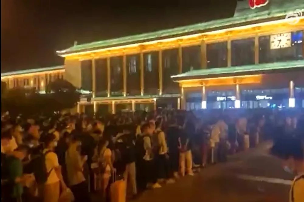 西安封城恐慌掀逃難潮　民眾連夜擠爆火車站
