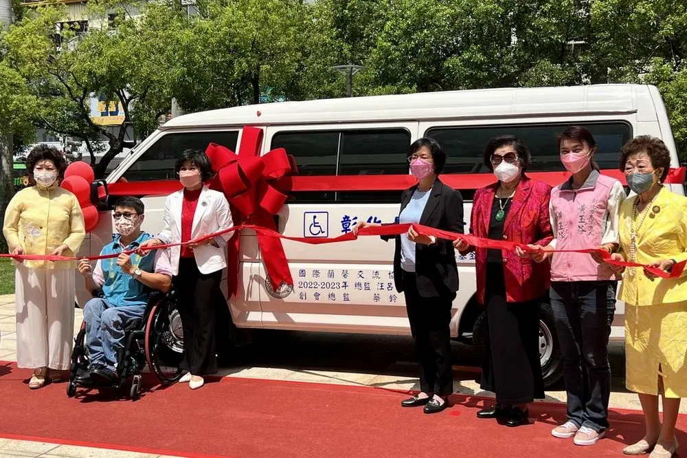 王惠美一段話　蔡鈴蘭拋磚引玉贈彰化縣復康巴士造福身障者