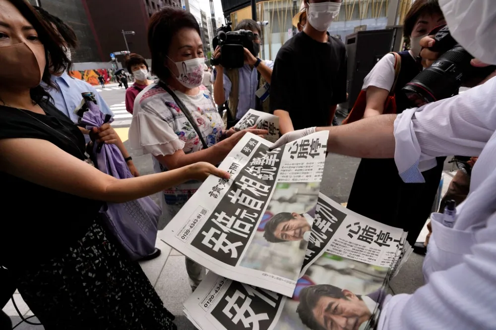 【安倍中彈身亡】號外！日本街頭瘋拿歷史性報紙　二手網拍秒殺