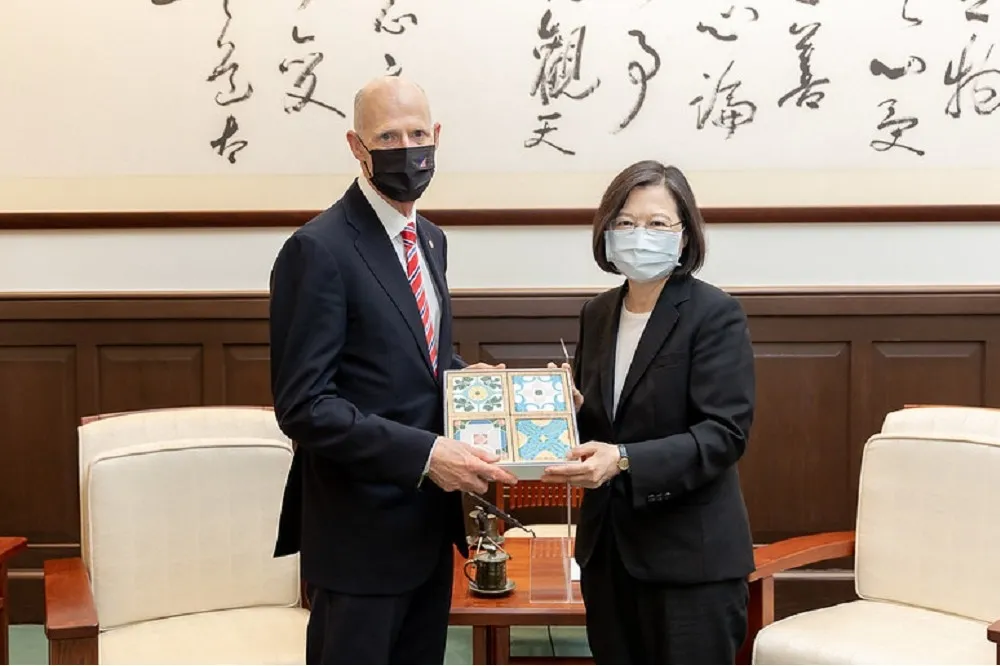9架次擾台！解放軍機趁美參議員訪台　上午越過台灣海峽中線
