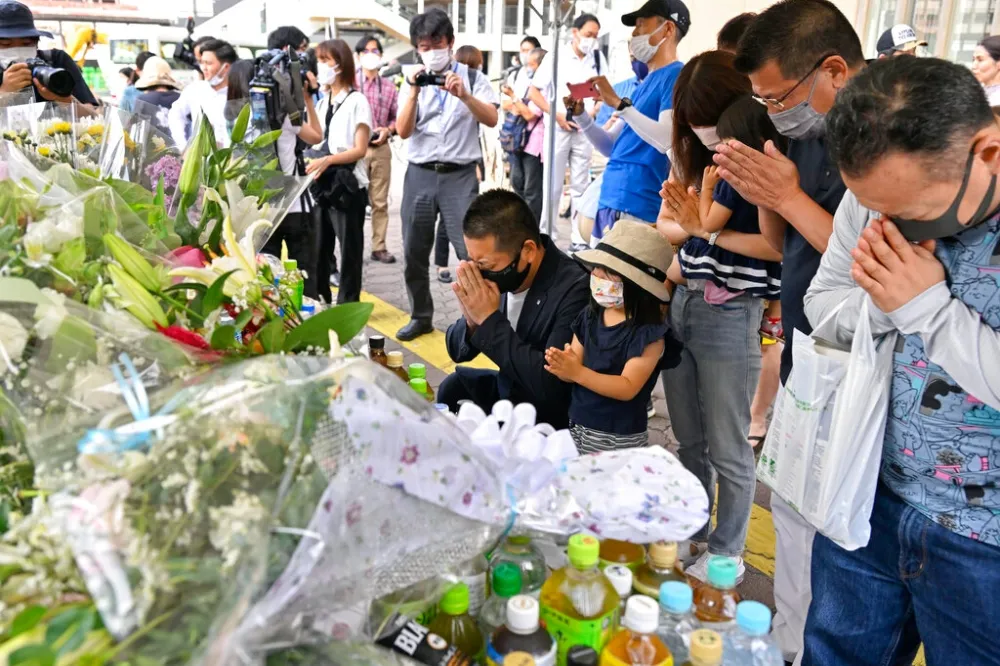 奈良湧入大批民眾悼念安倍　分析：同情票將增加自民黨席次