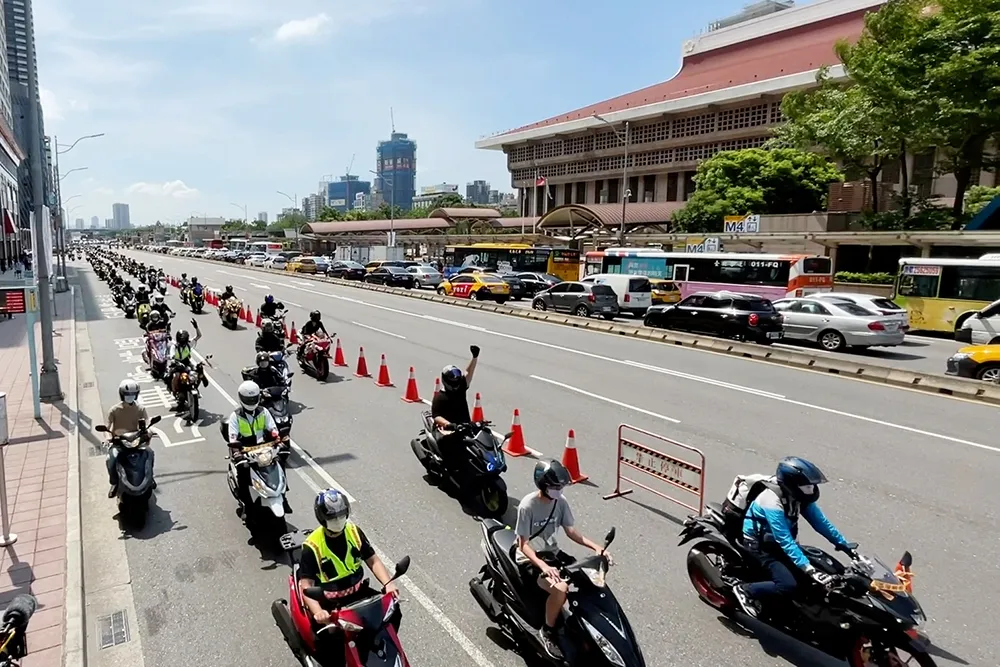 【拉風片】爭路權！3000輛機車騎上忠孝西　怒吼：廢待轉、重機上國道