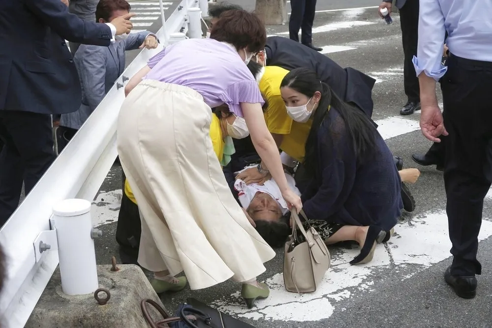 安倍遇刺女神級保鑣挨轟　網友揪真實身分「保鑣不會穿花褲裙」