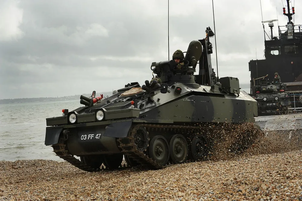 英國裝甲運兵車抵烏東戰區　強化烏軍反攻戰力