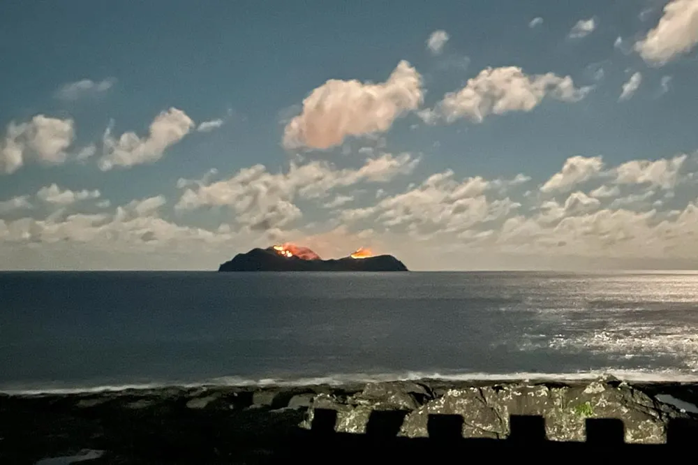 真的成「火燒島」！小蘭嶼慘遭祝融　火光遠方清晰可見