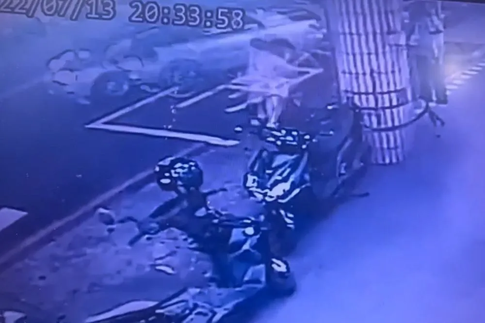 恐怖！阿伯開車暴衝公車站　路人閃避不及遭撞飛重傷