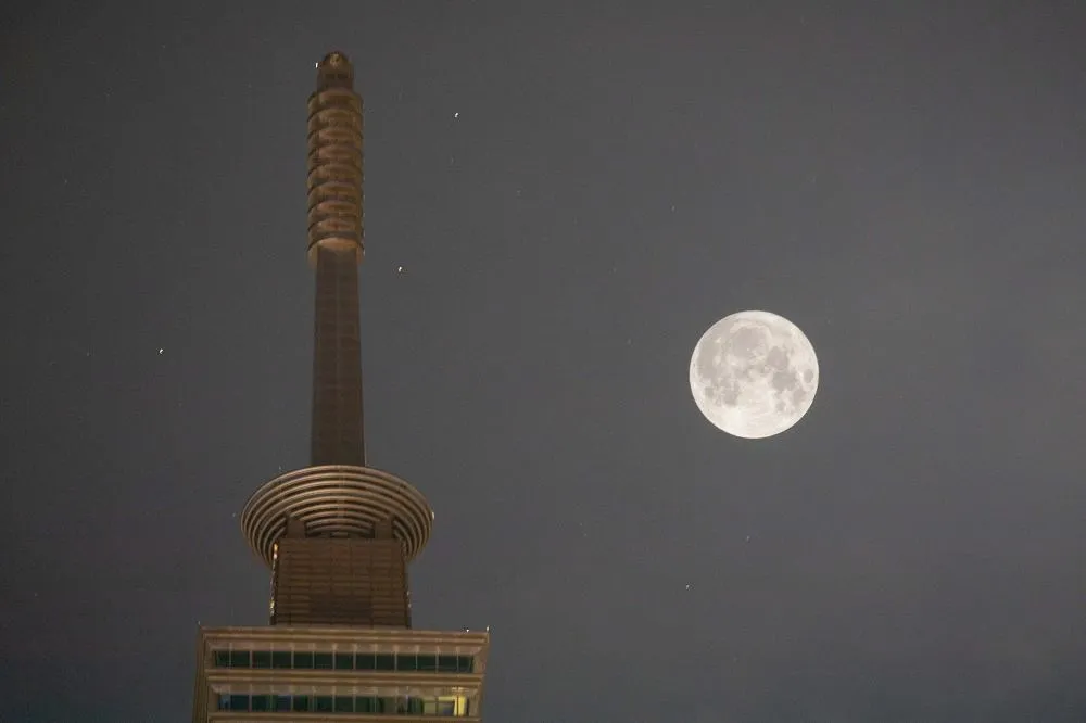 【圖輯】「超級月亮」整夜高掛天上　清晨泛紅超美