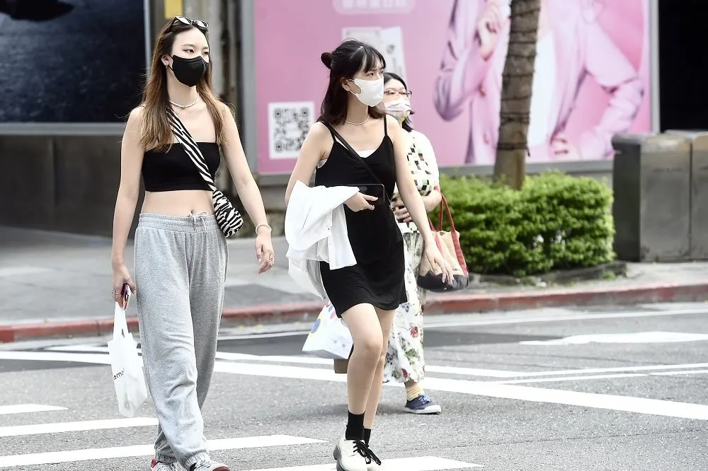熱慘了！4縣市高溫超過36度、南部有雨　明起中南部恐有劇烈天氣