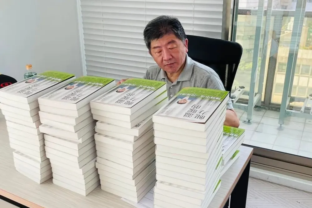 競選起手式！陳時中出新書獲綠營4天王推薦　自曝簽名簽到手軟