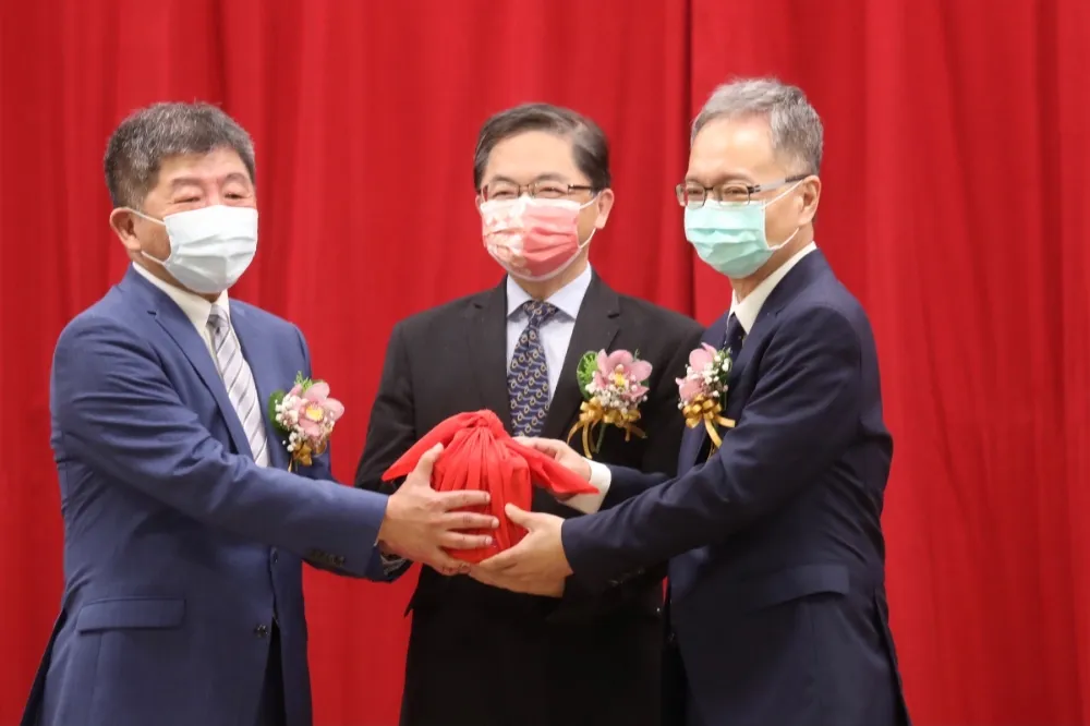 陳時中卸任！被批無能累死三軍　笑回「我只有累壞一鈞」