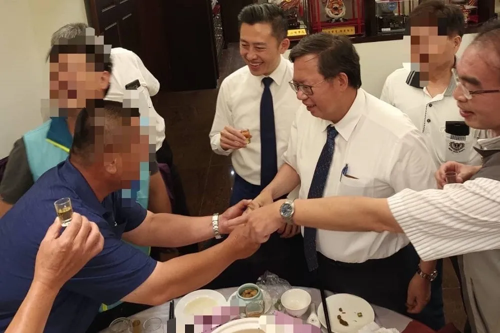 抓到了！林智堅、鄭文燦敬酒未戴口罩　衛生局將開罰