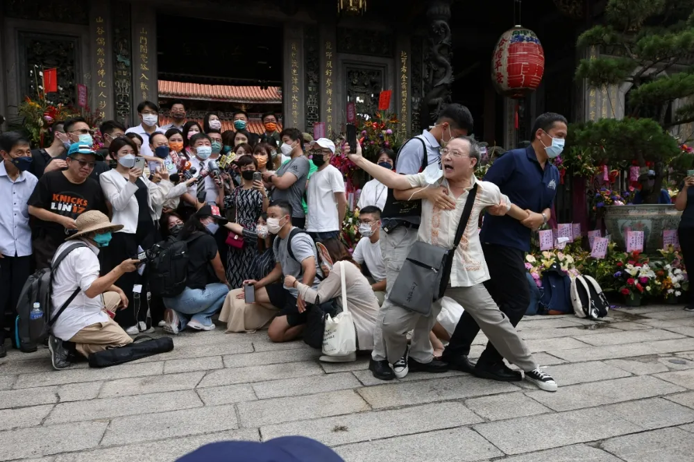 赴龍山寺參拜遭民眾衝上前抗議！　陳時中再度向萬華致歉　