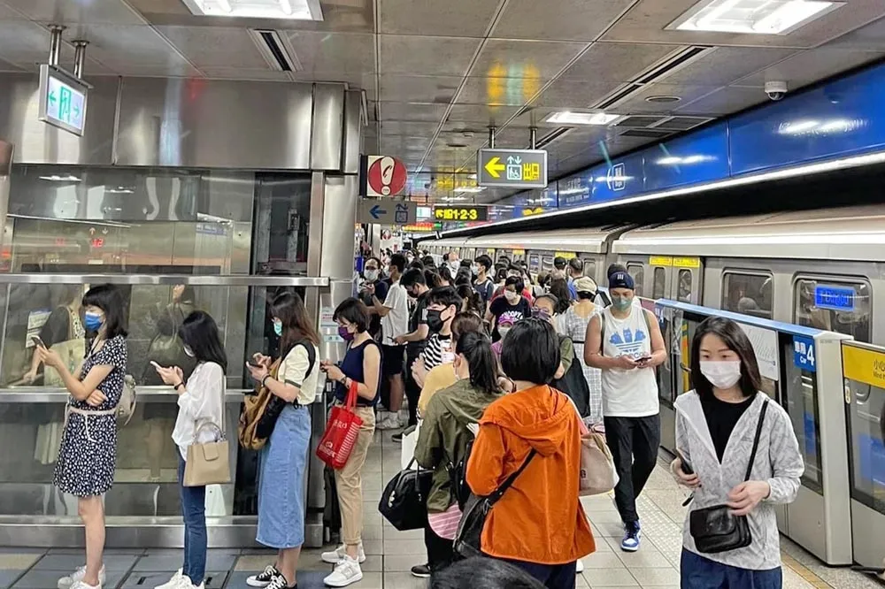 捷運板南線電路異常「有燒焦味」　逾千上班族卡在站內