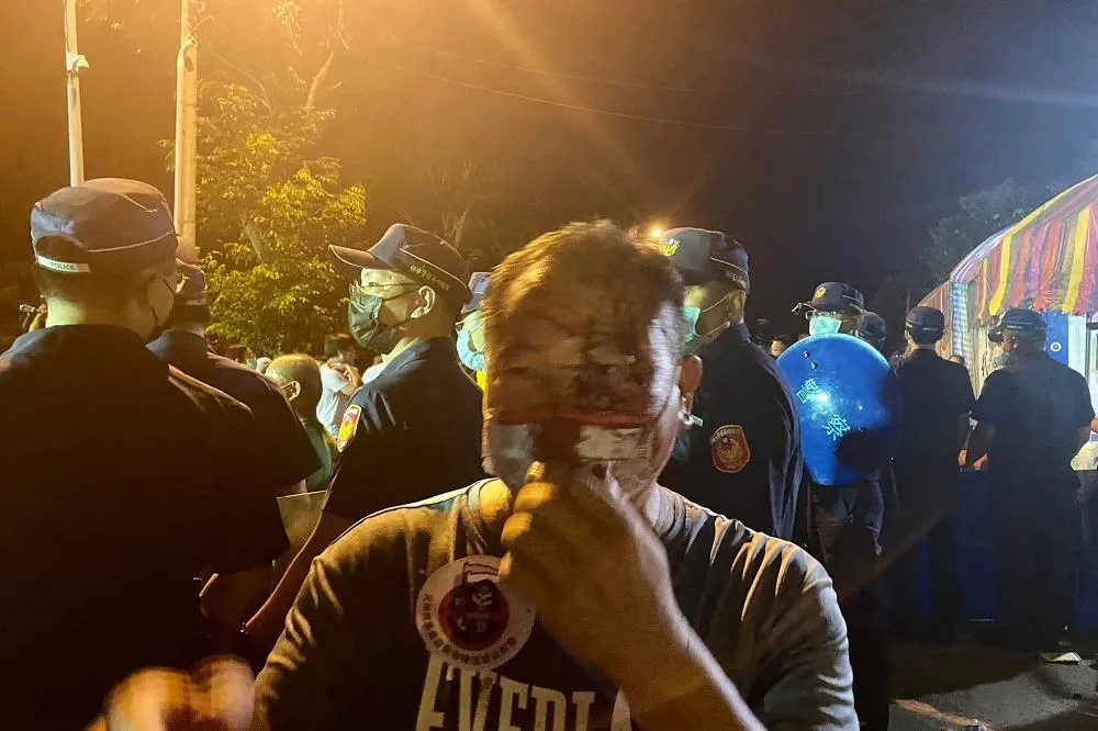 苗栗坤輿凌晨爆衝突！上百黑衣人襲擊自救會濺血　民眾痛罵：警力形同虛設